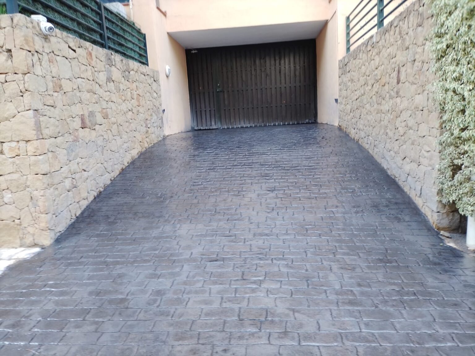Terraza de un chalet en Alcalá de Guadaíra con hormigón impreso imitación madera.