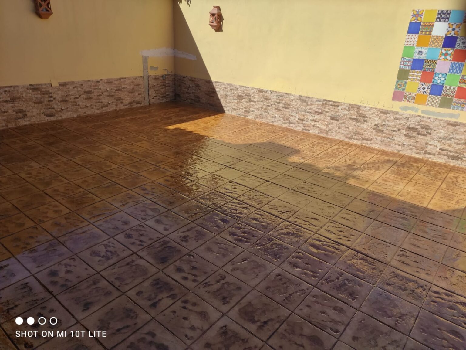 Suelo de hormigón impreso en el patio de una vivienda en Sevilla.